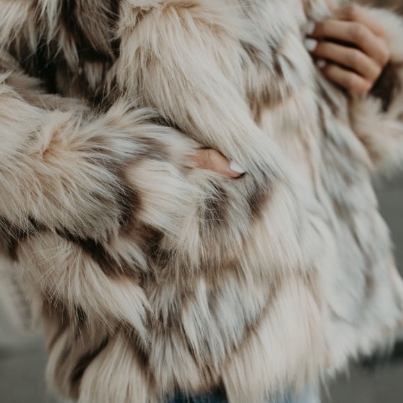 HP 🎉 Faux Fur Pocketed Coat - Picture 2 of 8